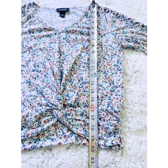 GUC | A. Byer | V Neck Lattice Cutout 3/4 Sleeve Floral Blouse w/Ruching | Small - Picture 9 of 15